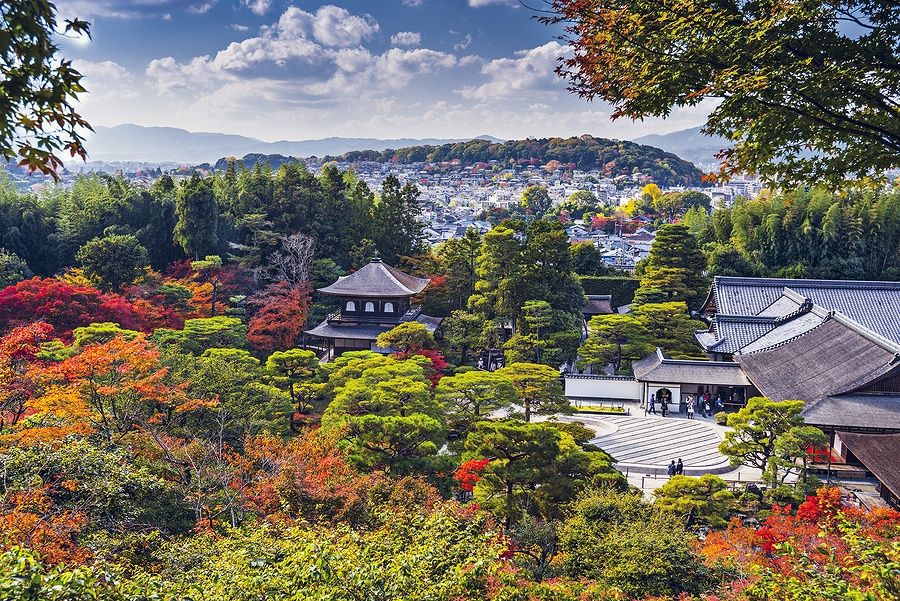 Il tempio Ginkaku-ji a Kyoto, circondato da foglie autunnali rosse e arancioni.