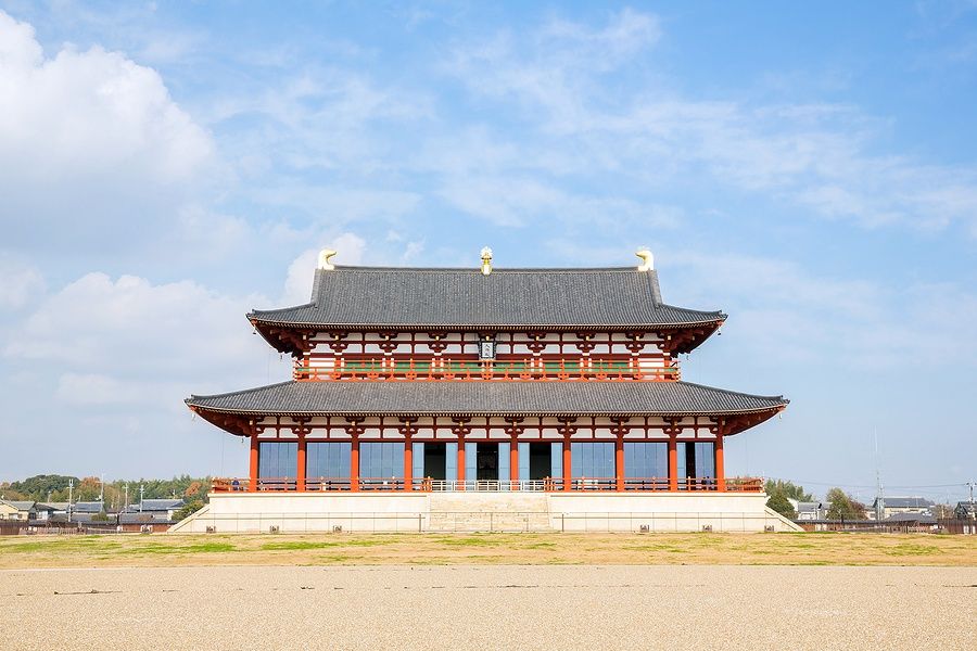 Vista del Daigokuden Hall al Palazzo Heijo di Nara, Giappone, sotto un cielo azzurro.