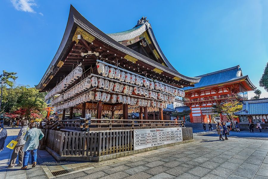 Yasaka Shrine a Kyoto con lanterne e visitatori.