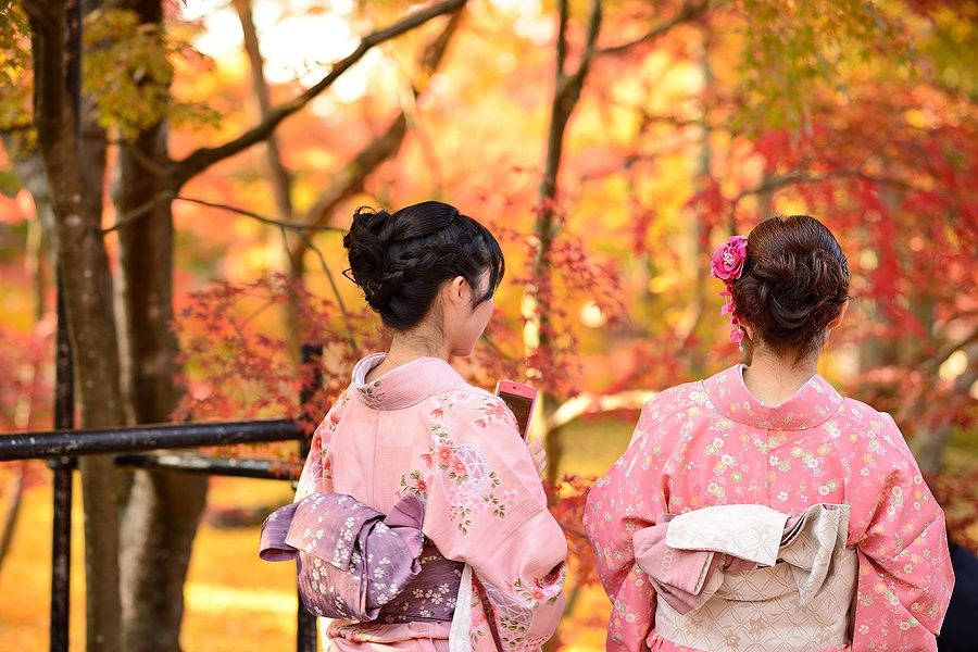 Due donne in kimono ammirano le foglie autunnali al tempio Eikando, Kyoto.