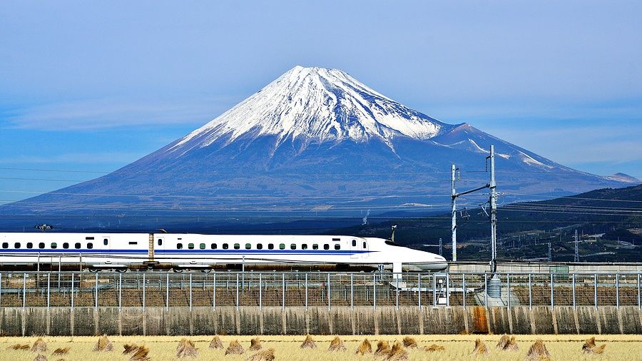 Treno ad alta velocità sotto il Monte Fuji in Giappone.