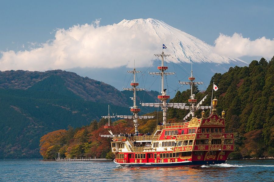 Nave pirata sul lago Ashi con il Monte Fuji sullo sfondo.