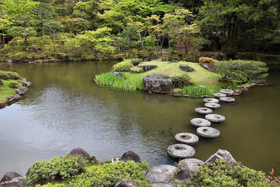 Giardino giapponese con stagno e pietre a Nara, Giappone.