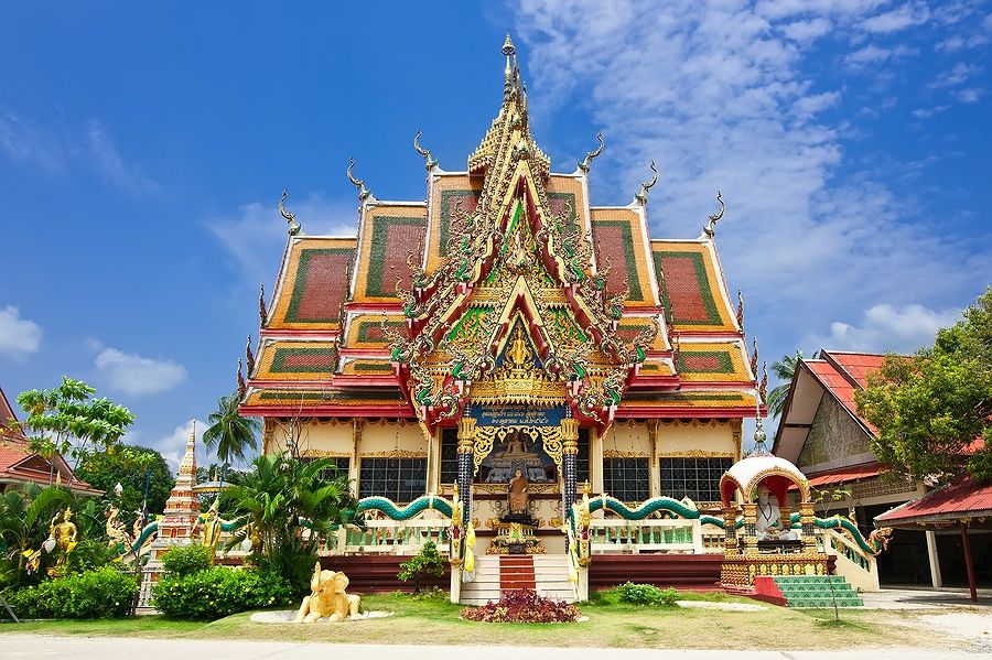 Pagoda buddhista colorata nel tempio Wat Plai Laem a Koh Samui, Thailandia.
