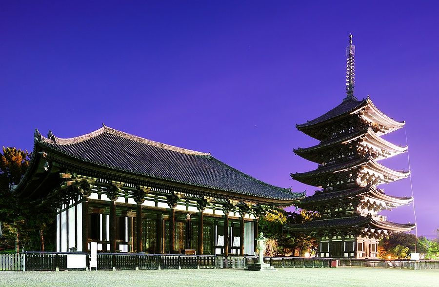 Sala e pagoda del tempio Kofuku-ji a Nara, al crepuscolo.