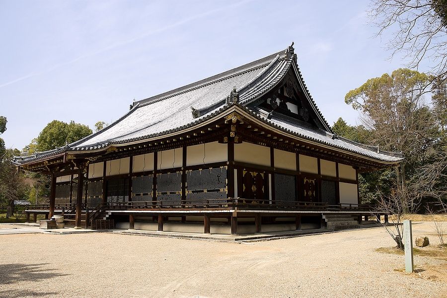 Il Kondo Main Hall del tempio Ninna-ji a Kyoto, un esempio di architettura tradizionale giapponese.