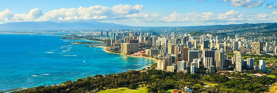 Vista panoramica di Downtown Waikiki, Oahu, Hawaii, con l'oceano e grattacieli.