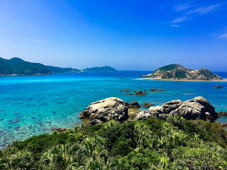 Vista di Aharen Beach a Okinawa con acqua cristallina e coralli.