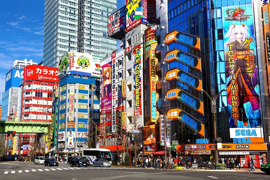 Insegne colorate e vivaci edifici ad Akihabara, Tokyo.