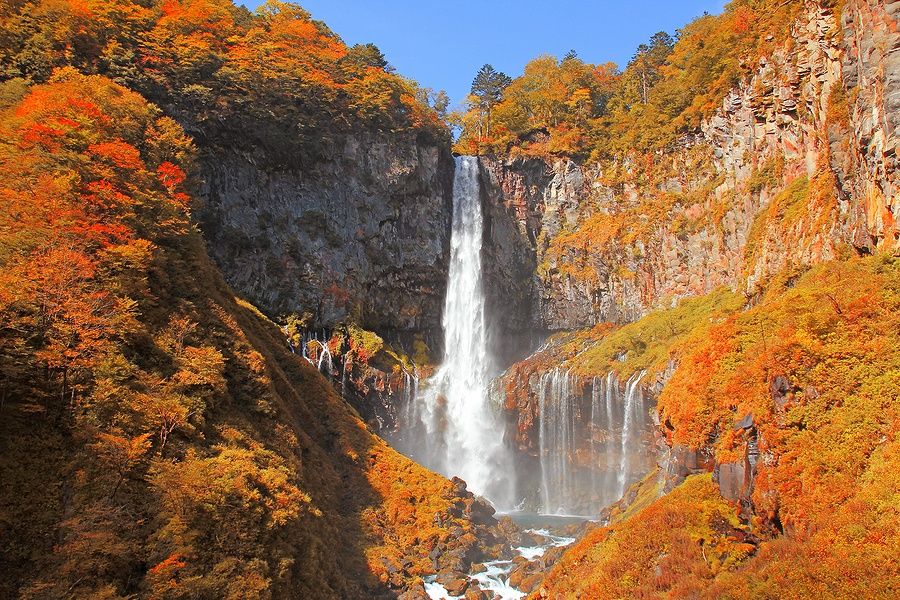 Cascate Kegon circondate da alberi autunnali a Nikko, Giappone.