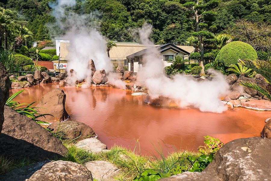 Stagno rosso bollente e fumante al Chinoike Jigoku a Beppu, Giappone.
