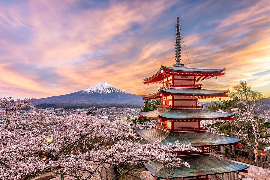 Chureito Pagoda e Monte Fuji in primavera con ciliegi in fiore.