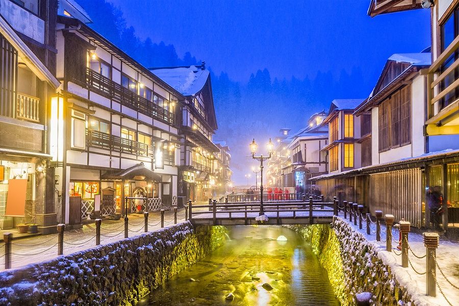 Ginzan Onsen a Obanazawa coperta di neve durante la sera.