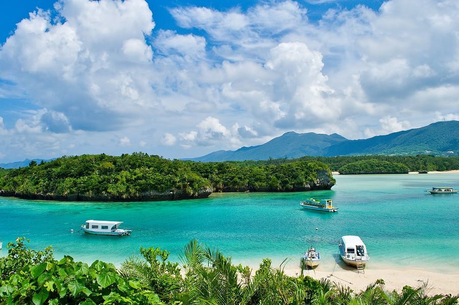 Baia di Kabira con acque turchesi e spiagge bianche a Ishigaki, Giappone.