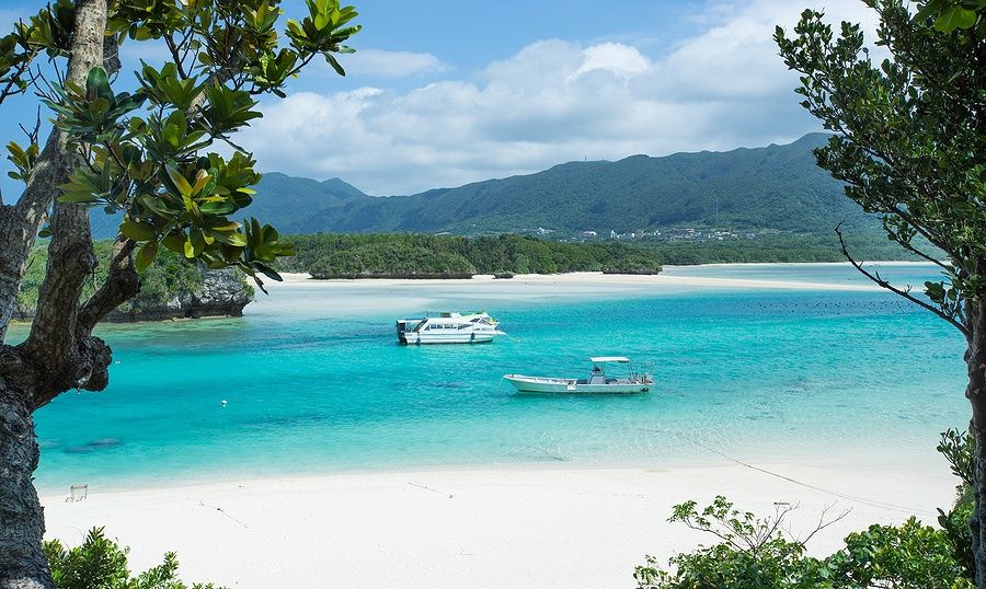 Laguna tropicale con spiaggia bianca e acque turchesi a Kabira Bay, Okinawa.