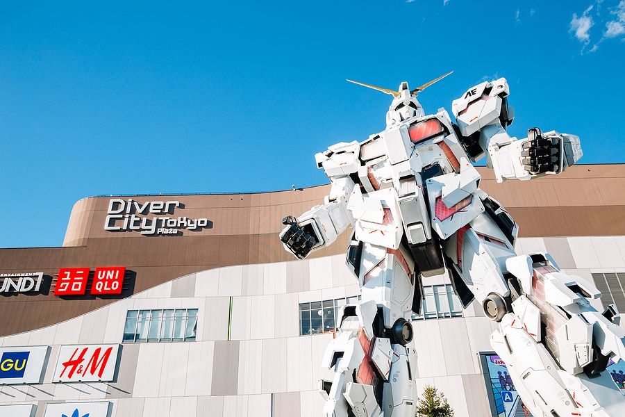 Robot Gundam a grandezza naturale davanti al Diver City Tokyo Plaza.