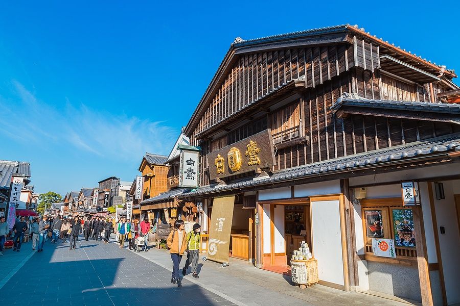 Oharai-machi Street a Ise, Giappone, con architettura Edo e visitatori.