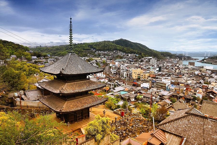 Vista aerea di Onomichi con pagoda e effetto tono retrò.