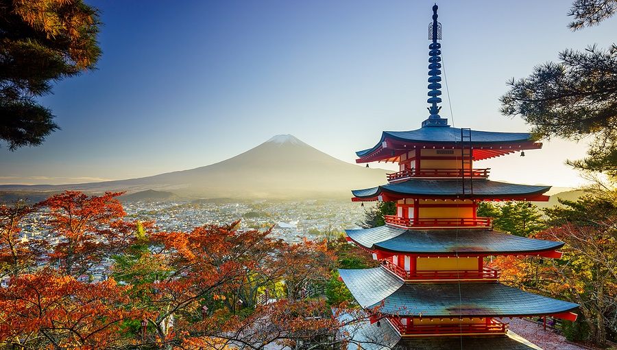 Pagoda Chureito con il Monte Fuji sullo sfondo in autunno.