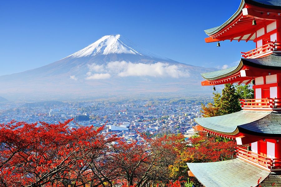 Vista del Monte Fuji con pagoda Chureito in autunno.