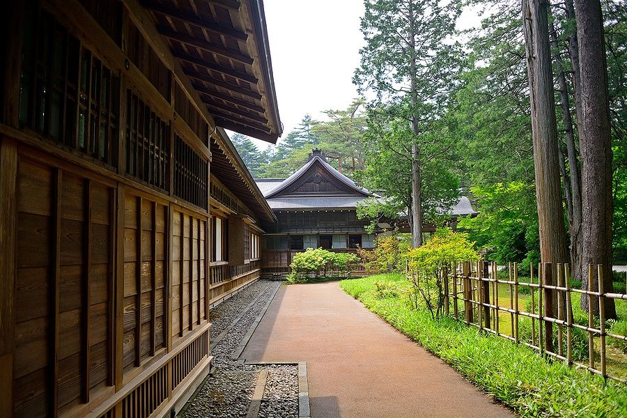 Tamozawa Imperial Villa a Nikko circondata da un giardino verde.