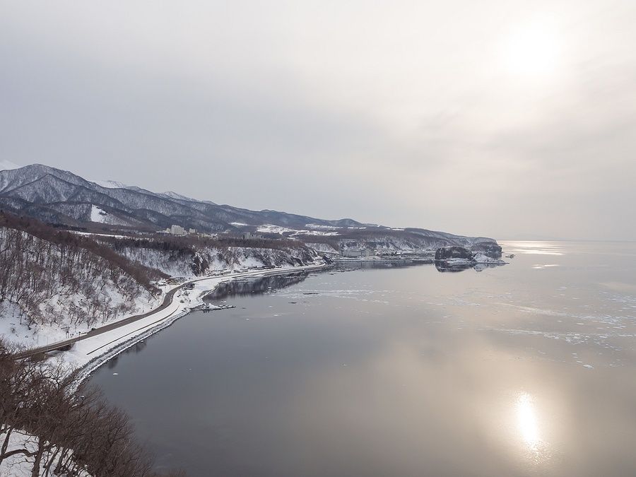Tramonto su Cape Puyuni, Shiretoko, con ghiaccio alla deriva nel mare d'Okhotsk.
