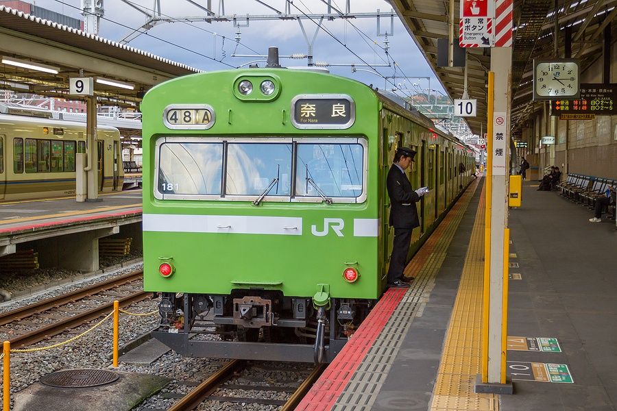 Treno verde in attesa di passeggeri alla stazione di Kyoto, Giappone.