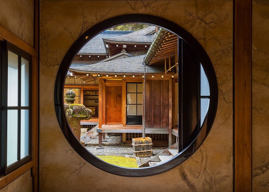 Vista attraverso finestra circolare della Villa Imperiale Tamozawa di Nikko, Giappone.