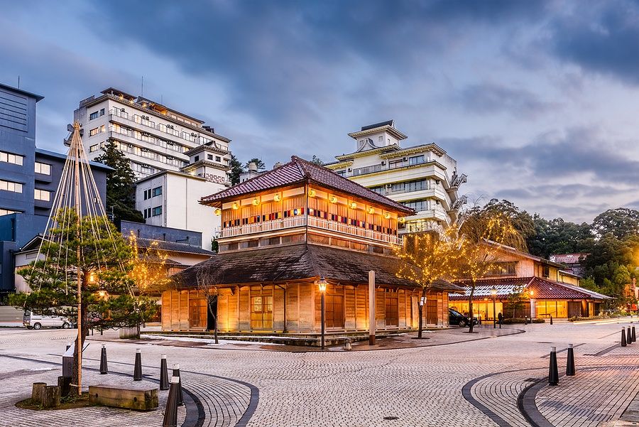 Edificio tradizionale illuminato di notte a Yamashiro Onsen, Kaga Onsen, Giappone.