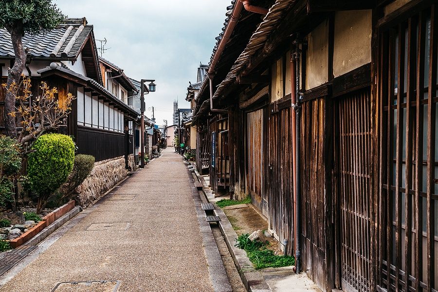 Strada tradizionale di Imaicho con edifici in legno a Nara, Giappone.