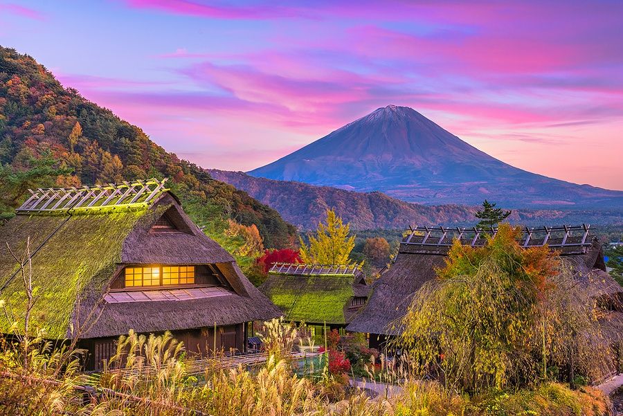 Monte Fuji e villaggio storico giapponese al crepuscolo autunnale.