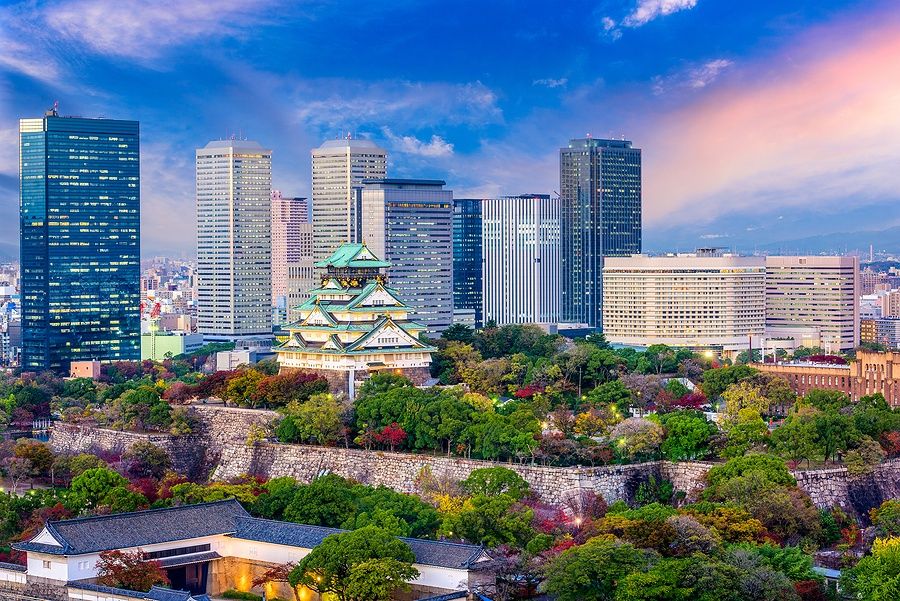 Skyline di Osaka con il castello di Osaka e grattacieli moderni.