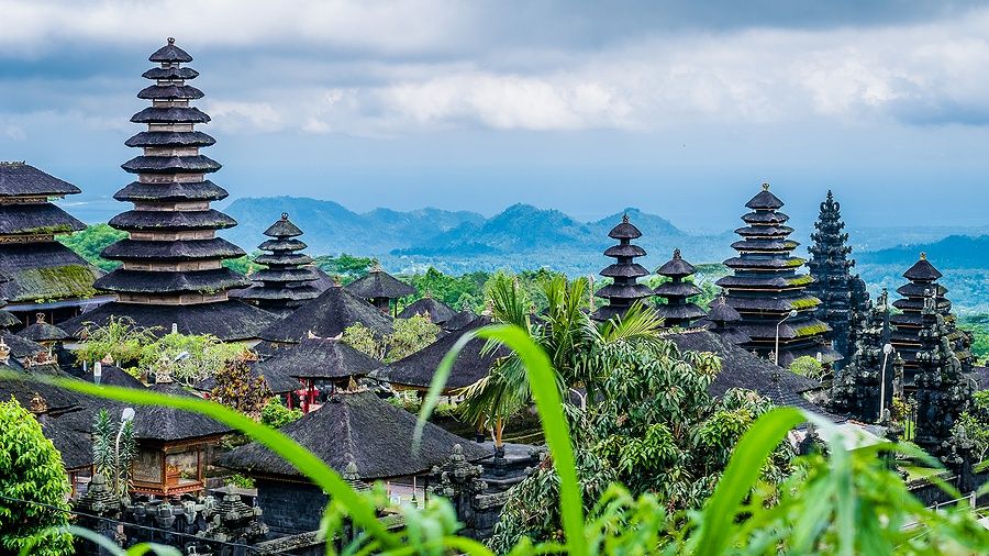 Tetti del tempio Pura Besakih a Bali con sfondo montuoso.
