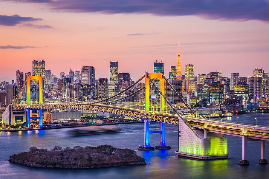 Skyline della Baia di Tokyo con Rainbow Bridge al tramonto.