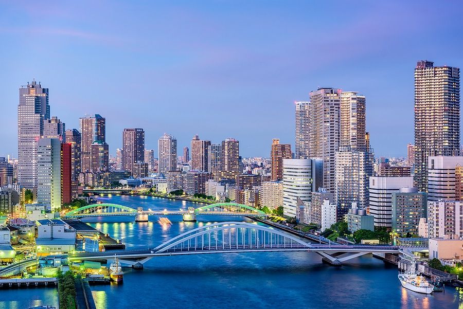 Skyline di Tokyo con il fiume Sumida e grattacieli al crepuscolo.