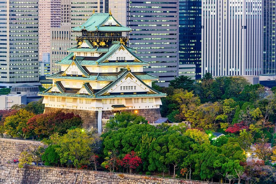 Castello di Osaka in Giappone con grattacieli sullo sfondo.