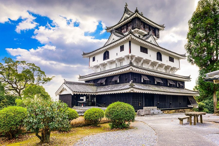 Castello di Iwakuni in Giappone, con struttura bianca e nera sotto il cielo nuvoloso.