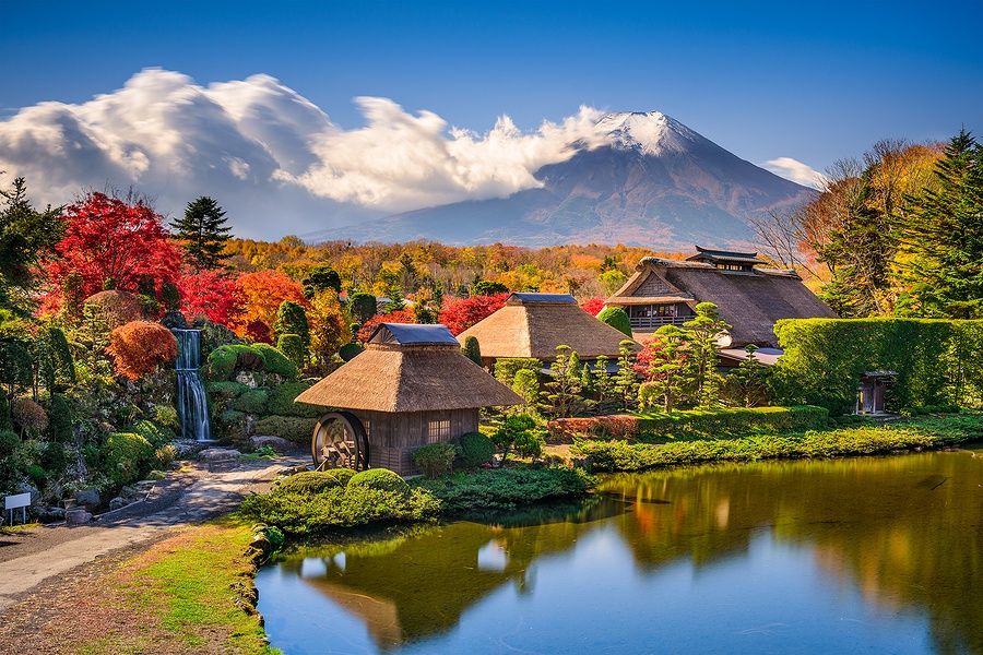 Villaggio tradizionale di Oshino con il Monte Fuji sullo sfondo.
