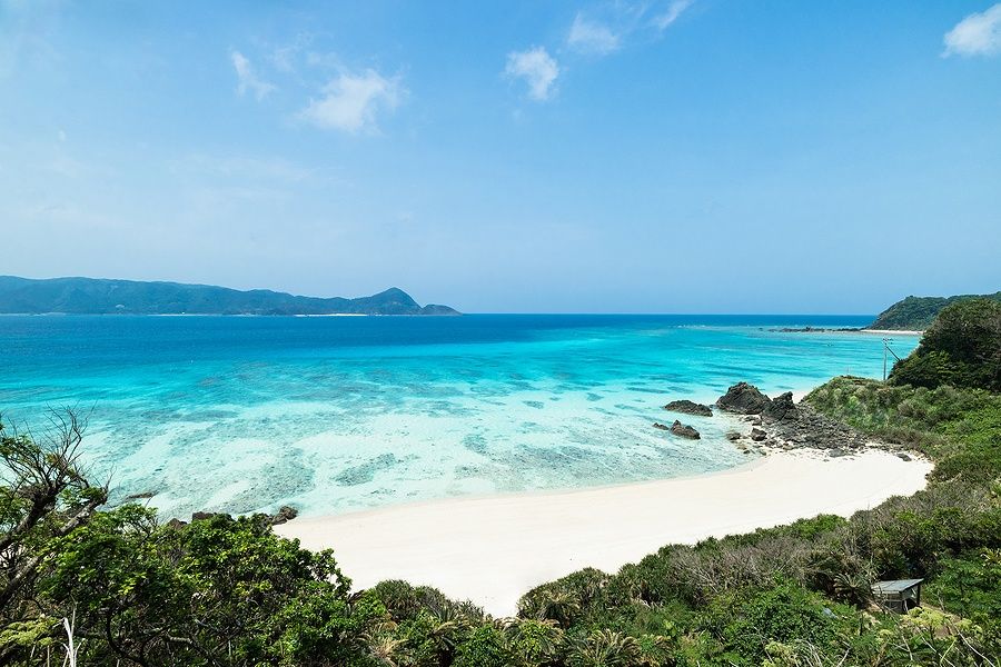 Spiaggia tropicale con acqua blu limpida ad Amami Oshima, Giappone.