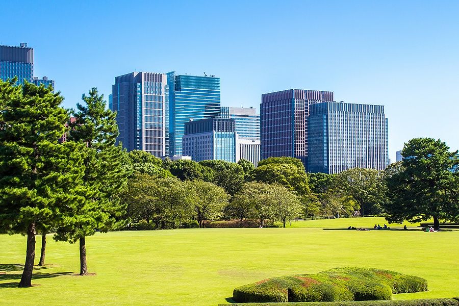 Giardini Orientali del Palazzo Imperiale a Tokyo con grattacieli sullo sfondo.