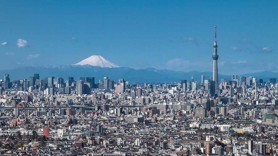 Vista di Tokyo con il Tokyo Skytree e il Monte Fuji sullo sfondo.