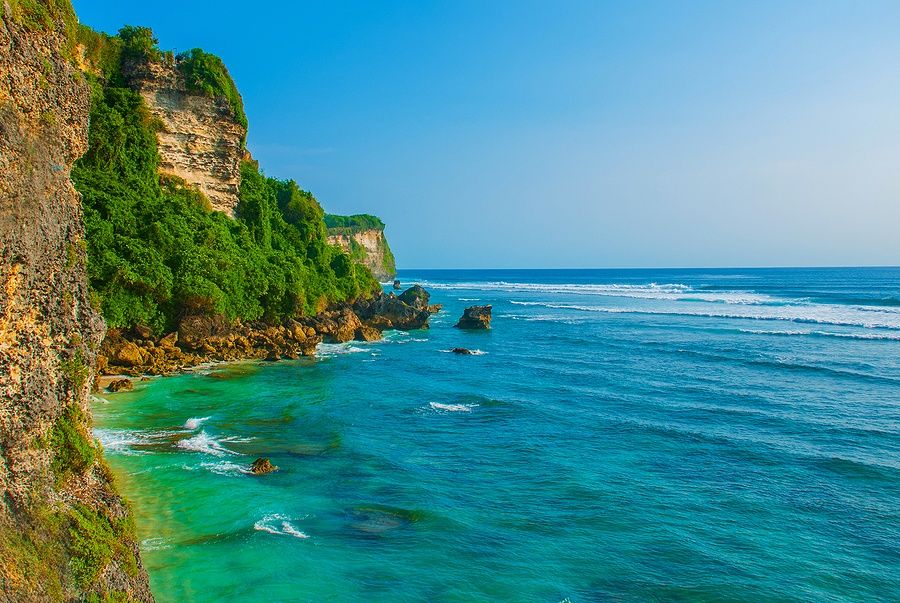 Scogliere e mare a Uluwatu, Pantai Suluban, Bali, Indonesia.