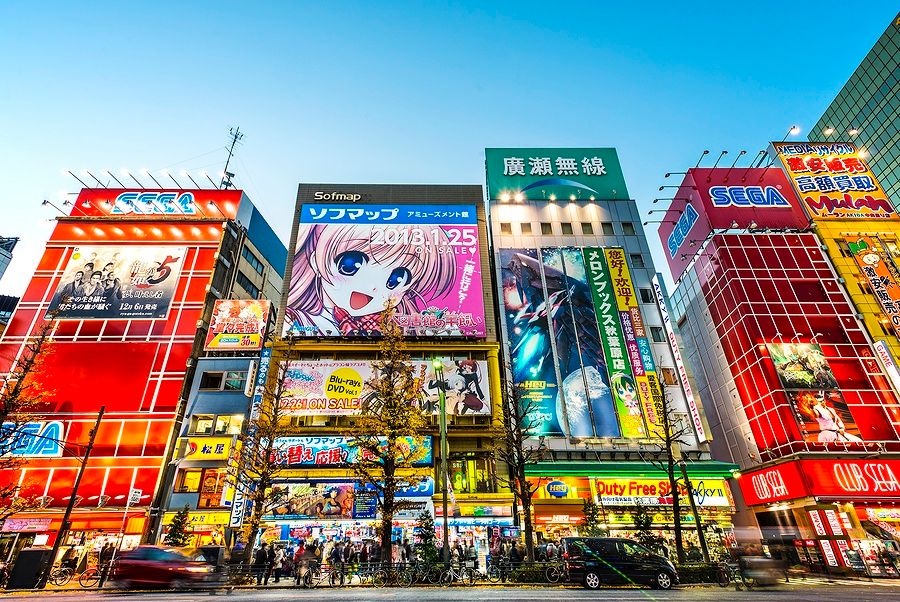 Edifici colorati con insegne di anime e giochi ad Akihabara, Tokyo.