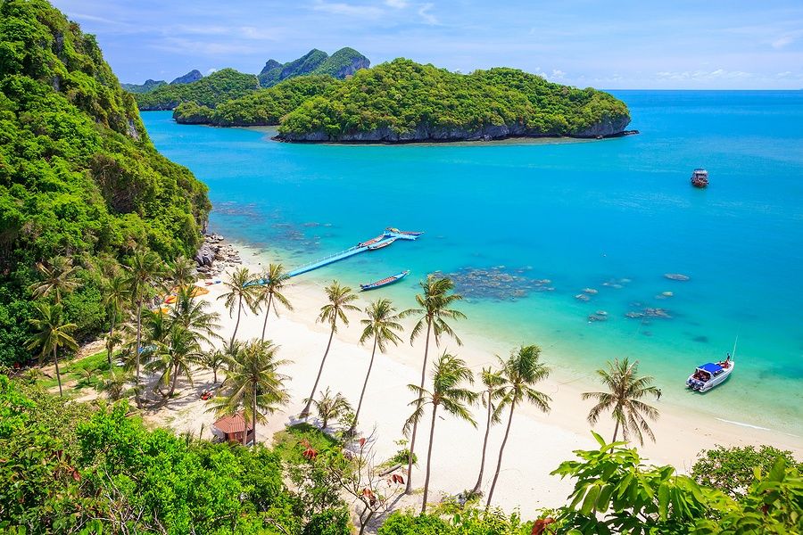 Vista aerea del Parco Nazionale Marino di Angthong con spiaggia e mare blu.