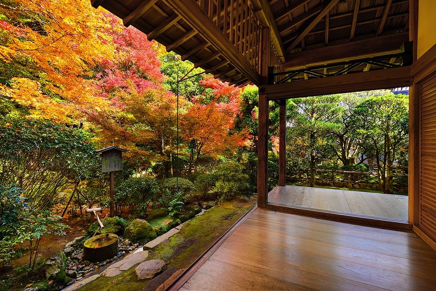 Veranda di legno si affaccia su un giardino autunnale al tempio Eikando di Kyoto.