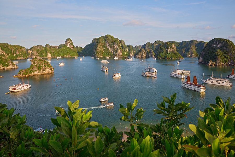 Vista su Halong Bay con giunche turistiche e formazioni rocciose a Titop Island, Vietnam.