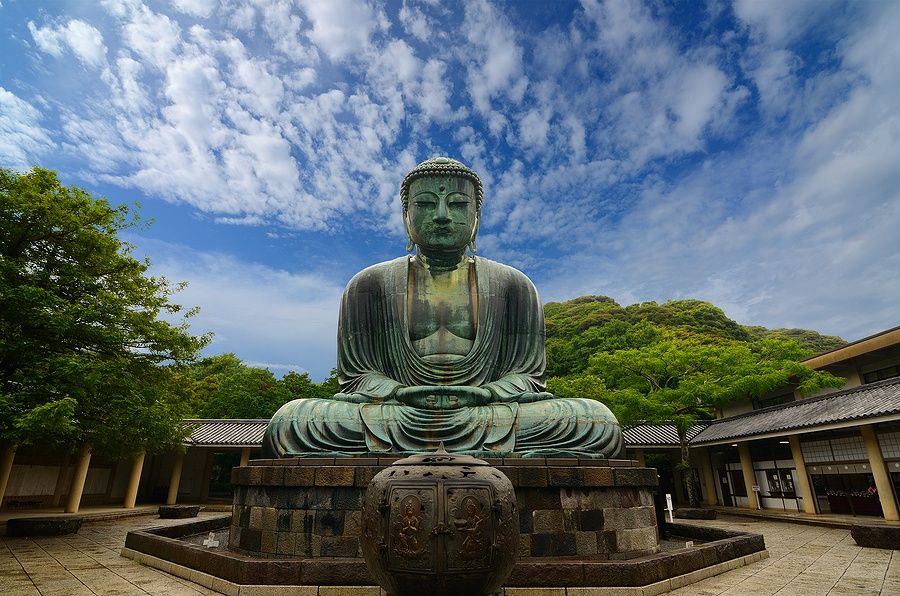 Il Grande Buddha di Kamakura al tempio Kotokuin in Giappone.