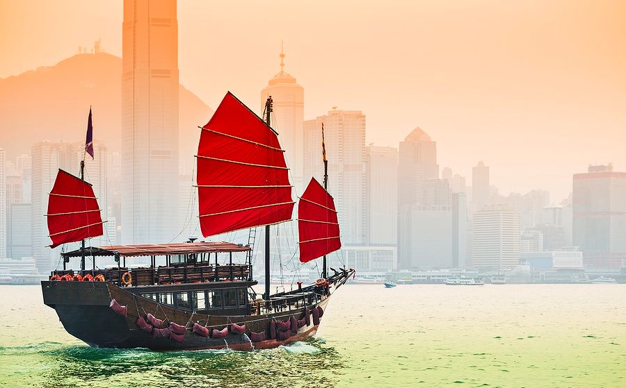 Junk Ship con vele rosse nel Victoria Harbor di Hong Kong.