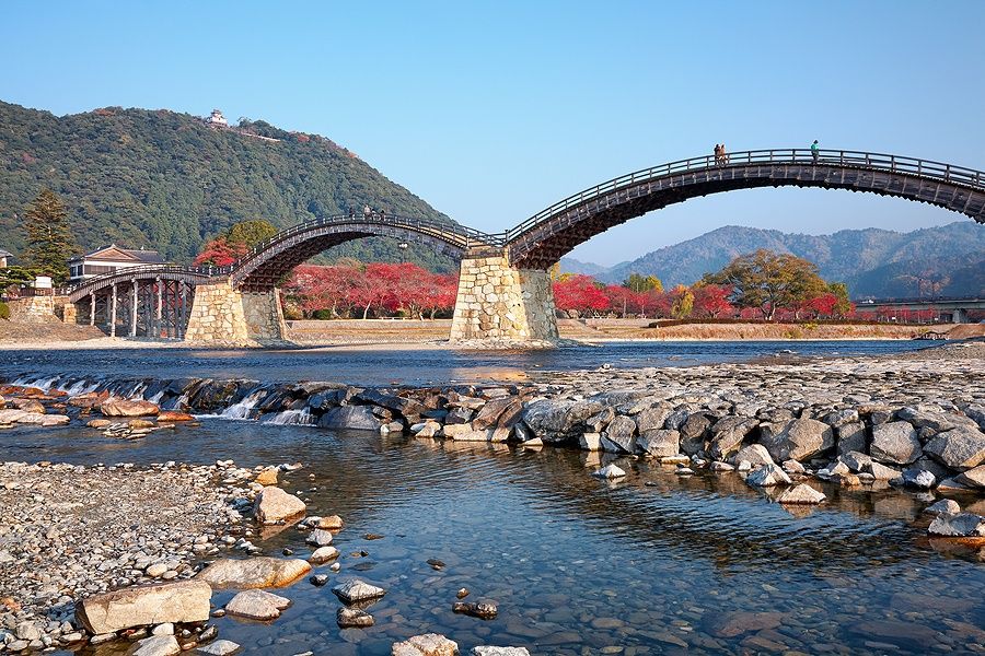 Il ponte Kintai attraversa il fiume Nishiki con il castello di Iwakuni sullo sfondo.