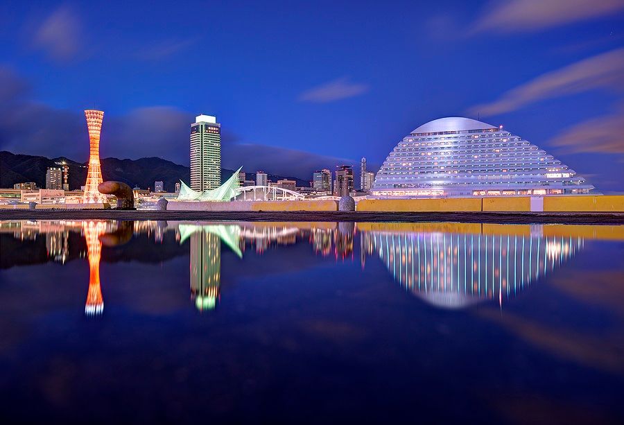 Panorama del porto di Kobe, Giappone, con riflessi notturni.